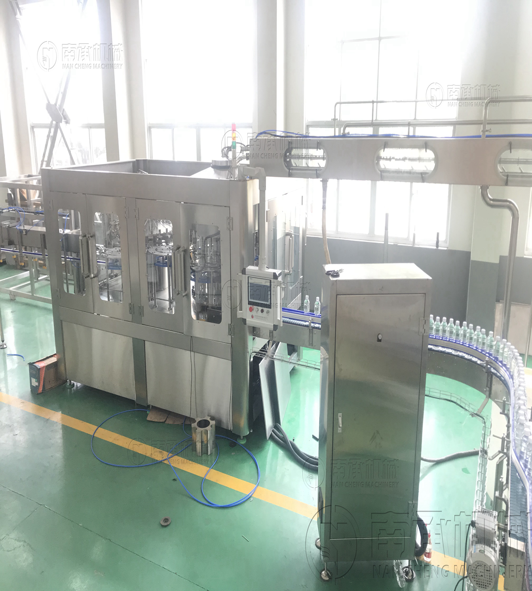 三合一灌裝機(jī)設(shè)備組成部分